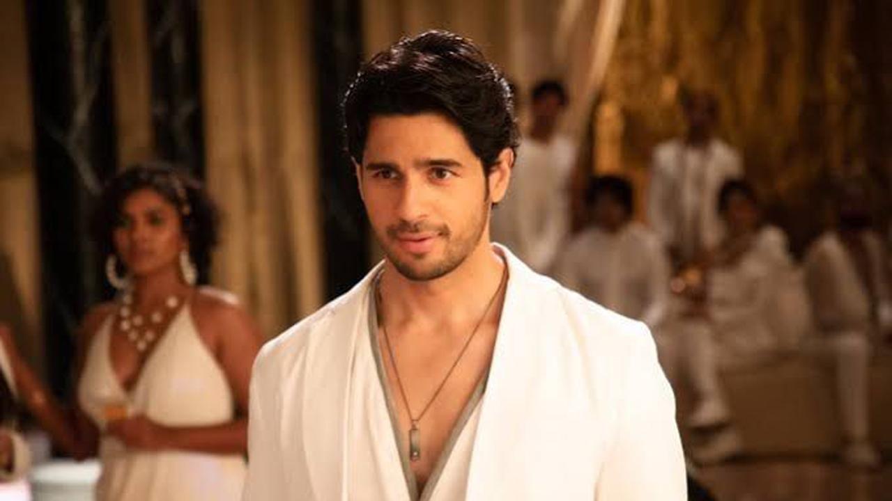 Looking dapper in all white for Manike, Sidharth Malhotra has made fashion statements in these songs!