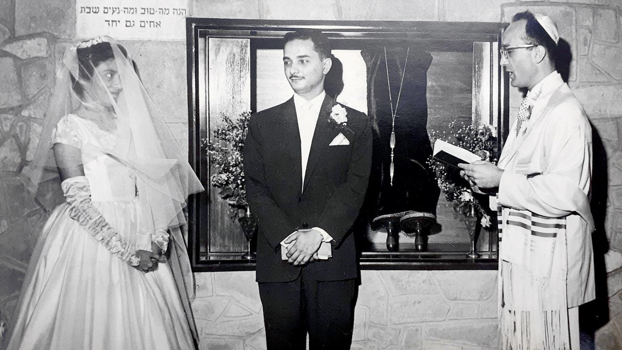 Rabbi Elisha Nattiv solemnising the first wedding in Rodef Shalom, between Noreen and Norman Elijah, in May 1960