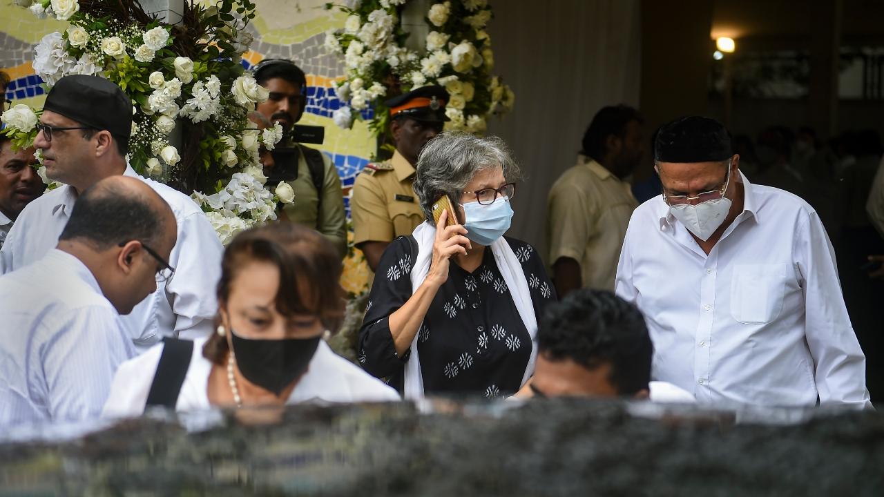 Family and friends attend the funeral of former Tata Sons chairman Cyrus Mistry at Worli Crematorium, in Mumbai. Pic/PTI