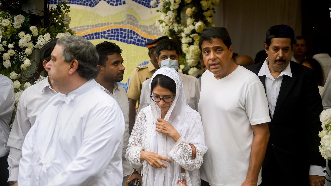 Ronnie Screwvala along with his wife Zarina attends the funeral of former Tata Sons Chairman Cyrus Mistry at Worli Crematorium. Pic/PTI