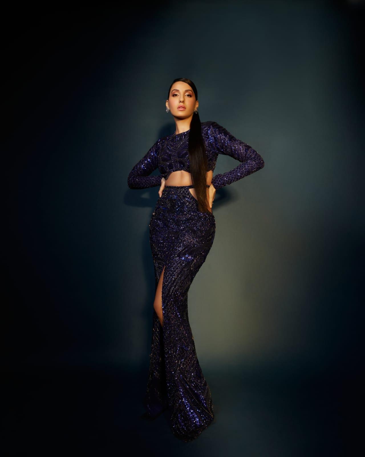 In a couture Falguni and Shane Peacock ensemble, Nora amazed everyone with this statuesque gown. Embellishments, that deep shade of violent, the slick pony hairstyle and golden-hued make-up, made for the perfect look