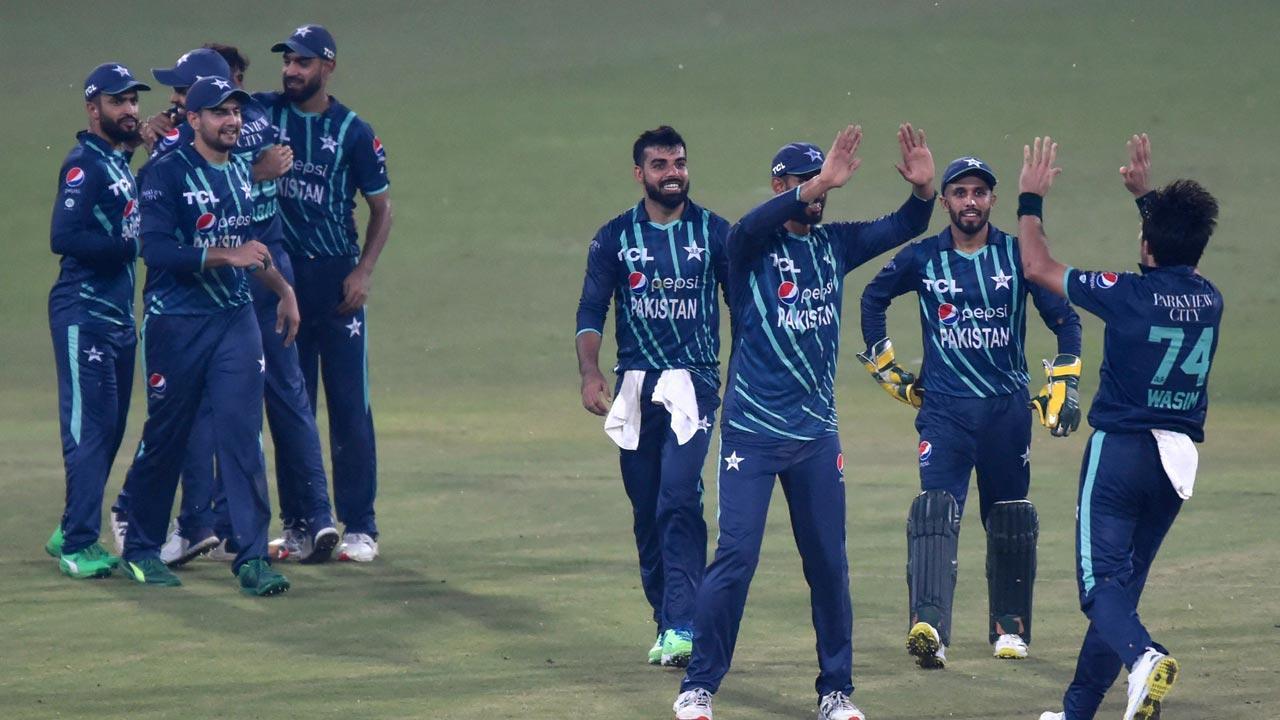 All-round Pakistan bowling show helps hosts defeat England in thriller; go 3-2 up in series