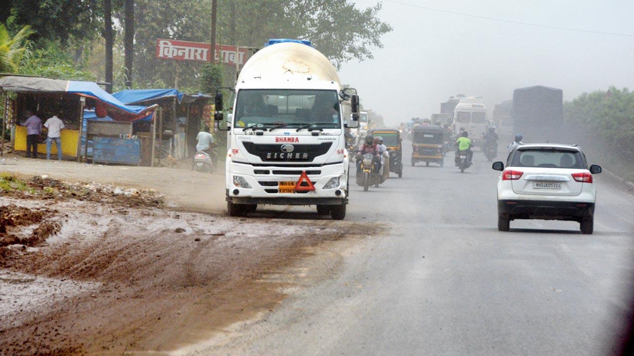 Vehicles were seen driving on the wrong side on the Mumbai-Ahmedabad Highway near Sasunavghar, Palghar. Pics/Satej Shinde