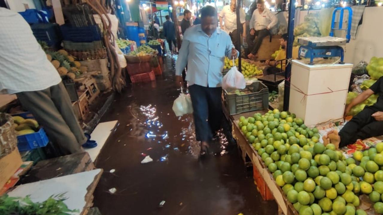 Due to heavy rains, the fruit market in Crawford Mumbai's Market was flooded. Pic/Sameer Markande