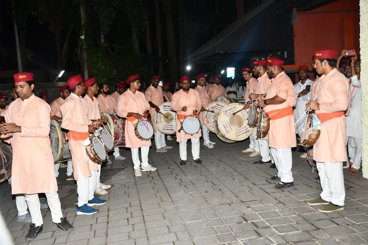 The Khan family also had a band to perform at the Ganpati visarjan