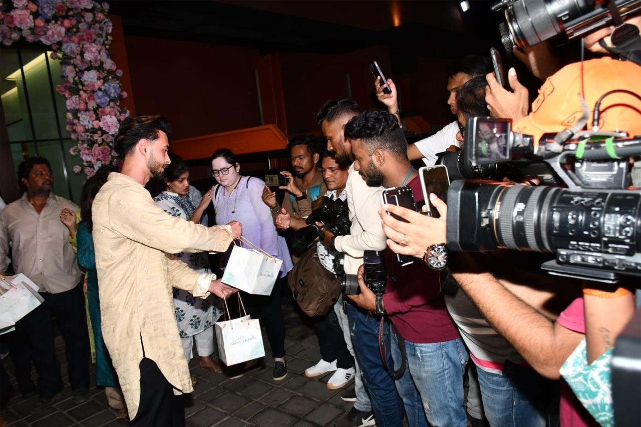 Aayush Sharma distributed sweets to the paparazzi who have been present at the Ganpati visarjan coverage