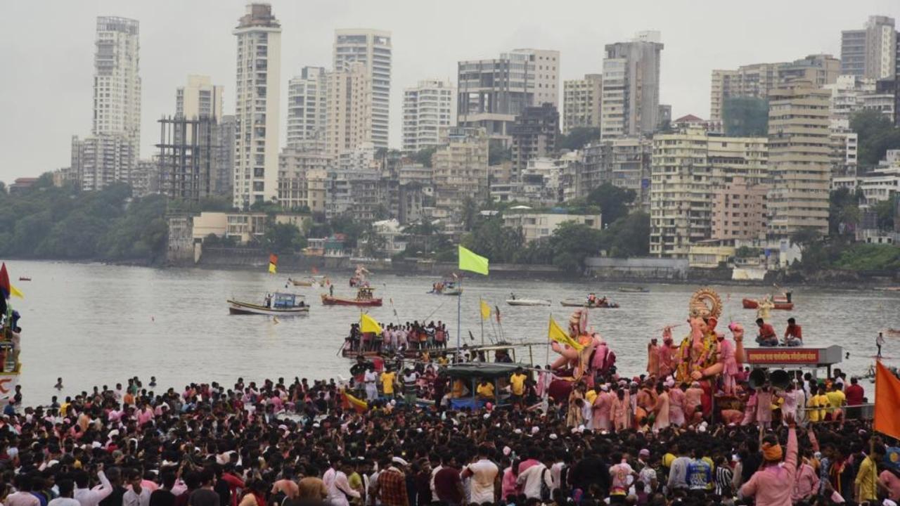 Mumbai witnesses noisy Ganpati visarjan after gap of two years