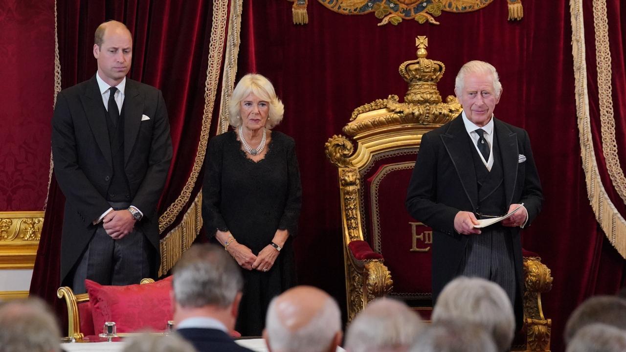 King Charles III uses ink pot gifted by Prince William and Harry