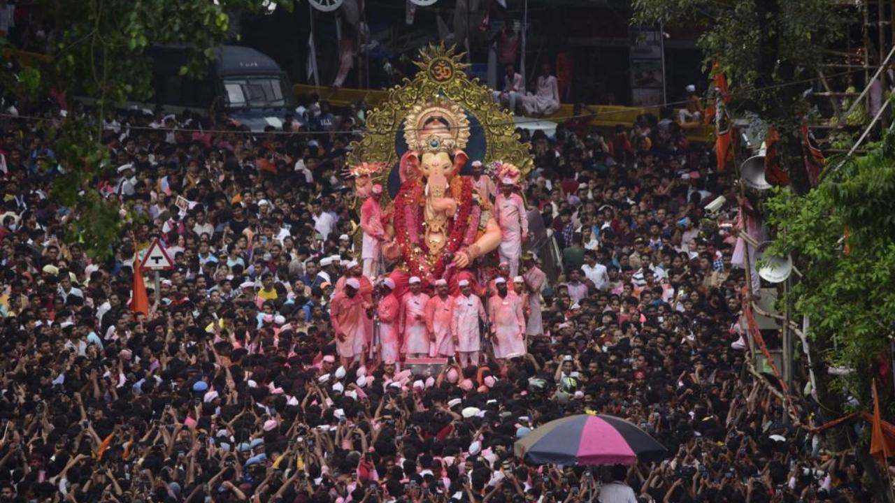 Mumbai: Over 100 devotees lost their phones during immersion processions at Lalbaug