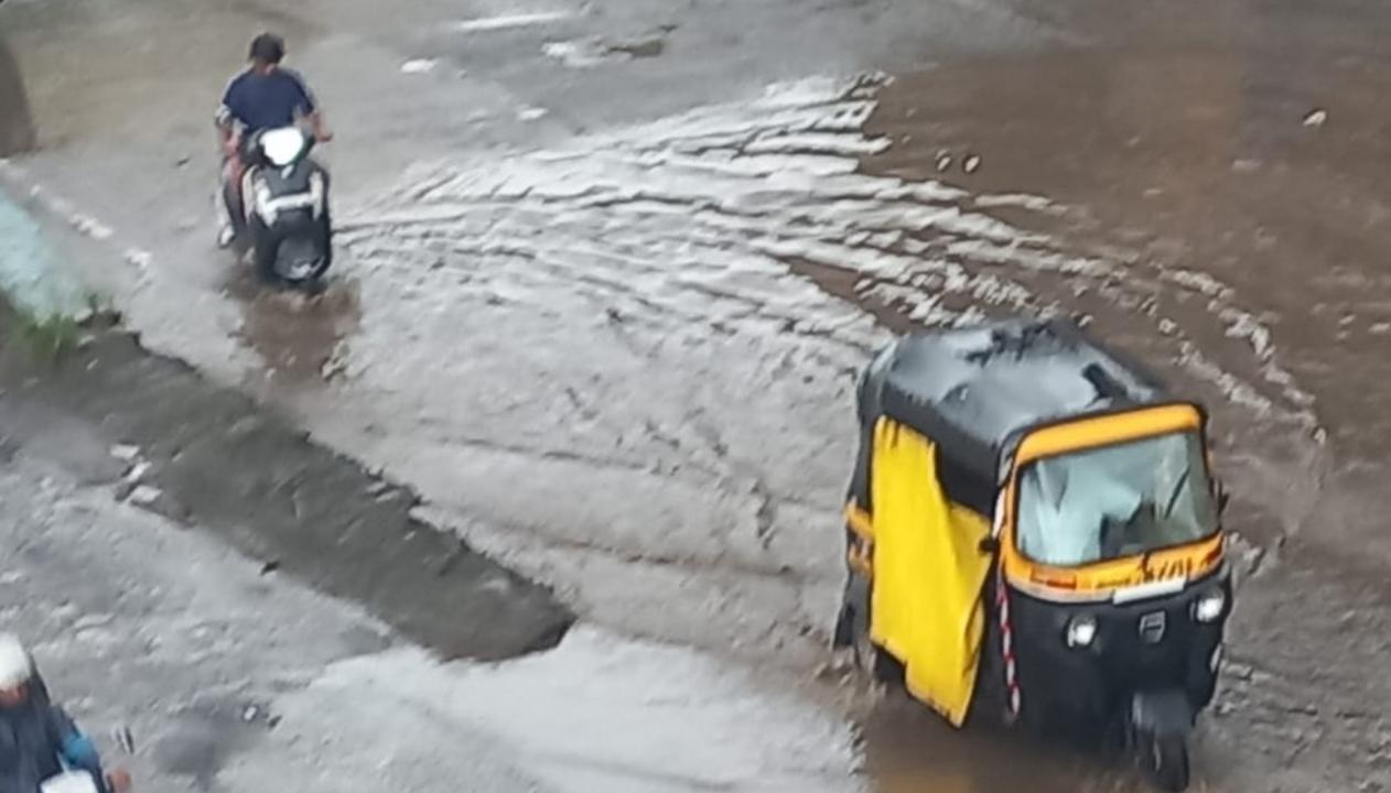 Mumbai receives heavy rains overnight, moderate showers predicted
