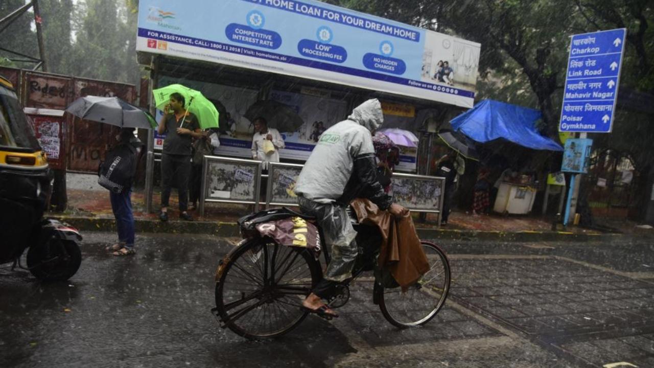  A man on a bicycle near Kandivali station tries to make his way through the flooded streets during rains on Friday in Mumbai. Pic/Atul Kamble