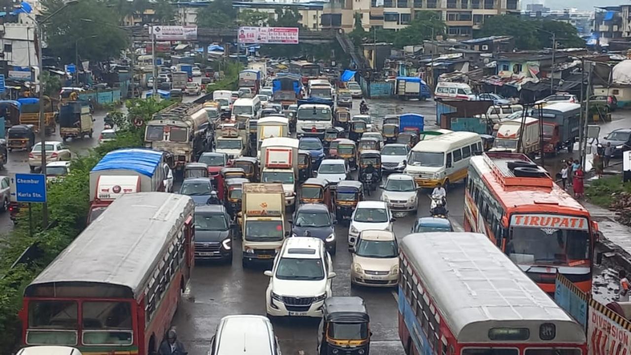 Mumbaikars faced massive traffic jam on Santacruz Chembur Link Road (SCLR). Pic/Sameer Abedi 