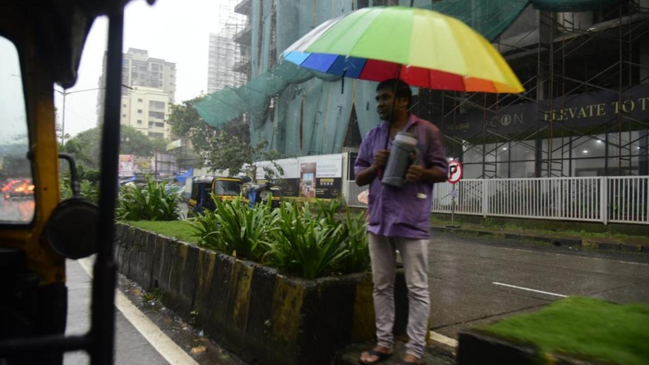 Mumbai has been getting heavy spells of rain since Thursday night. Pic/Atul Kamble
