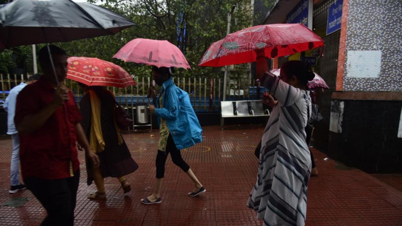 In the last 24 hours, the city, eastern suburbs and western suburbs recorded an average rainfall of 37.71 mm, 43.38 mm and 36.88 mm respectively. Pic/Atul Kamble