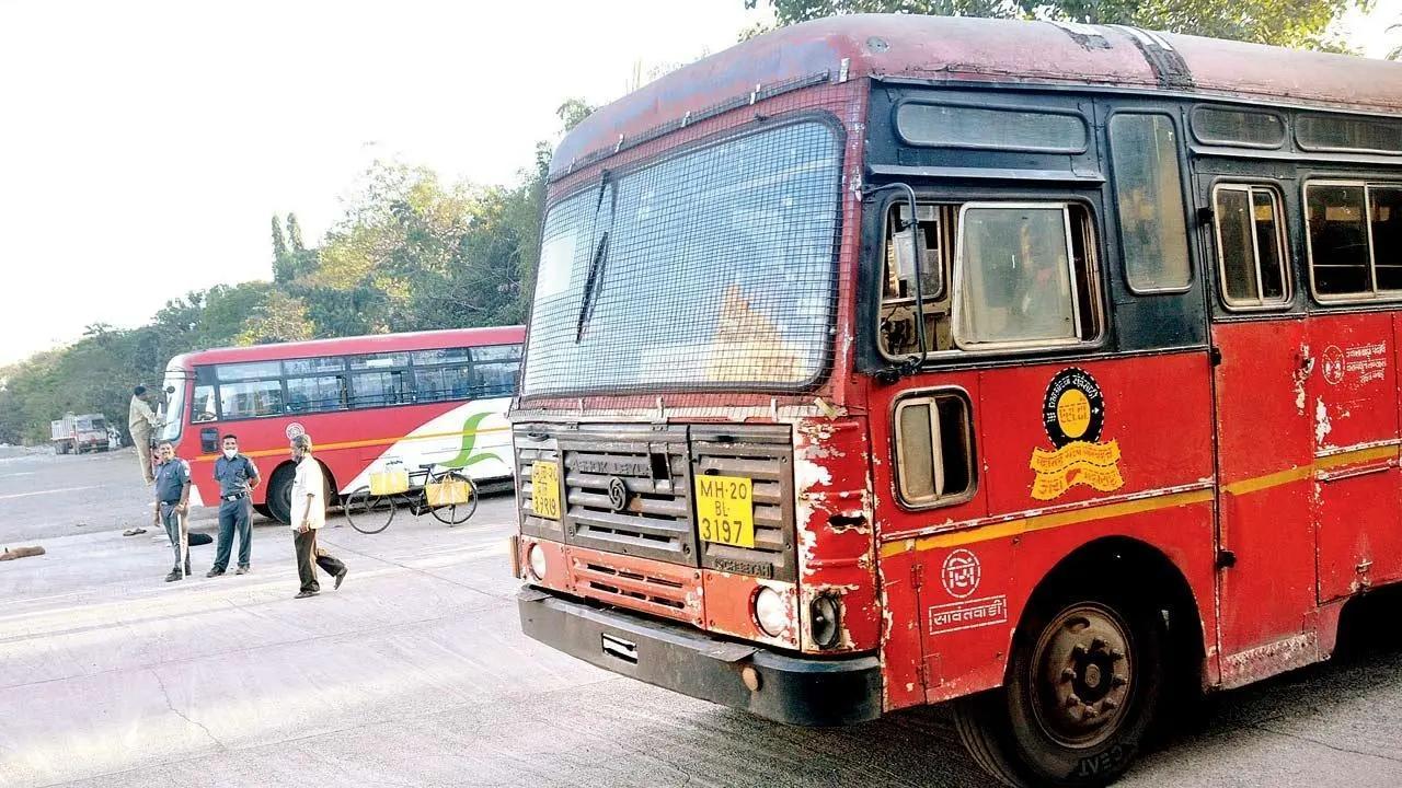 Maharashtra: ST bus severs hands of two pedestrians in Buldhana