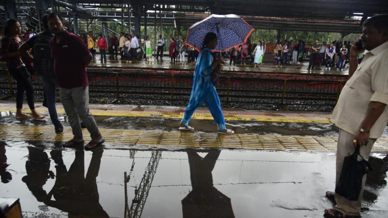 Commuters waiting for train to arrive at Kandivli station. Pic/Atul Kamble