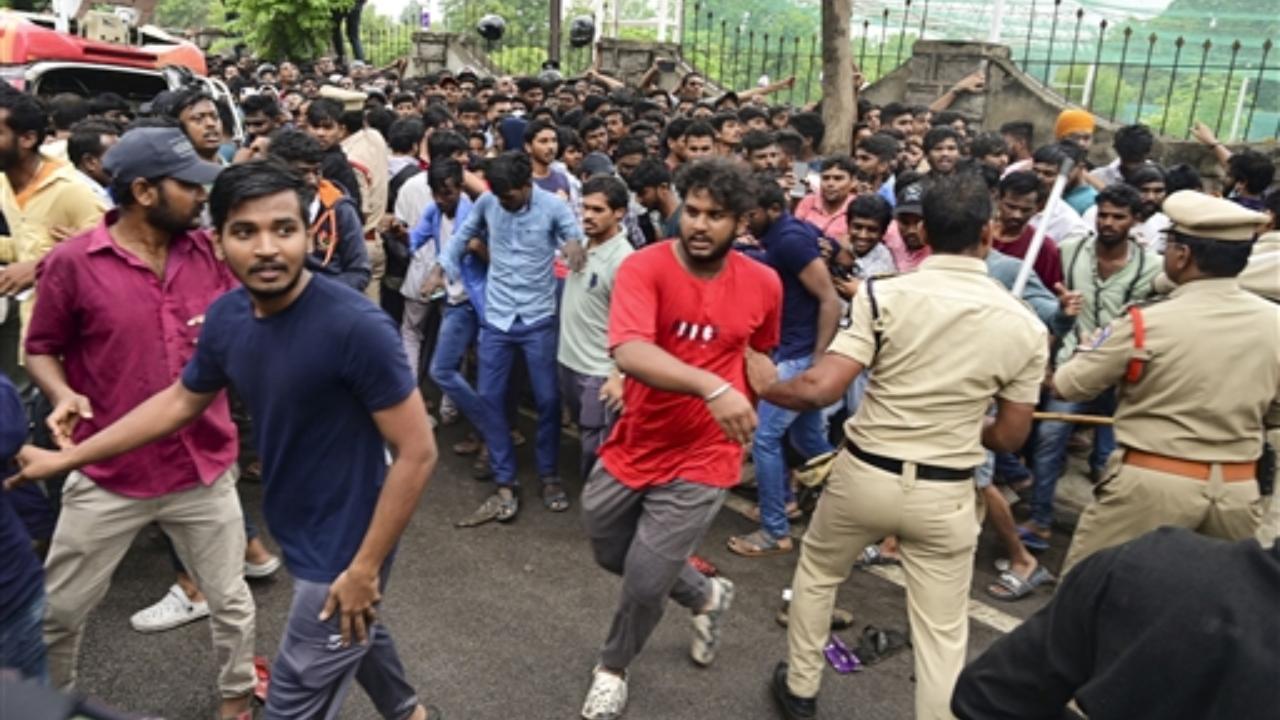 Four injured in jostling to buy tickets for India-Australia T20
