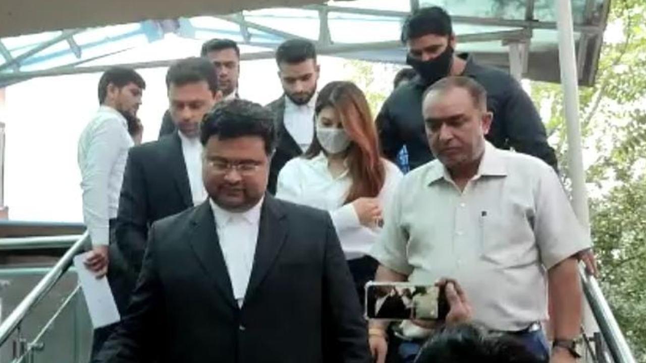 Jacqueline dodges media, enters court wearing lawyer's robe