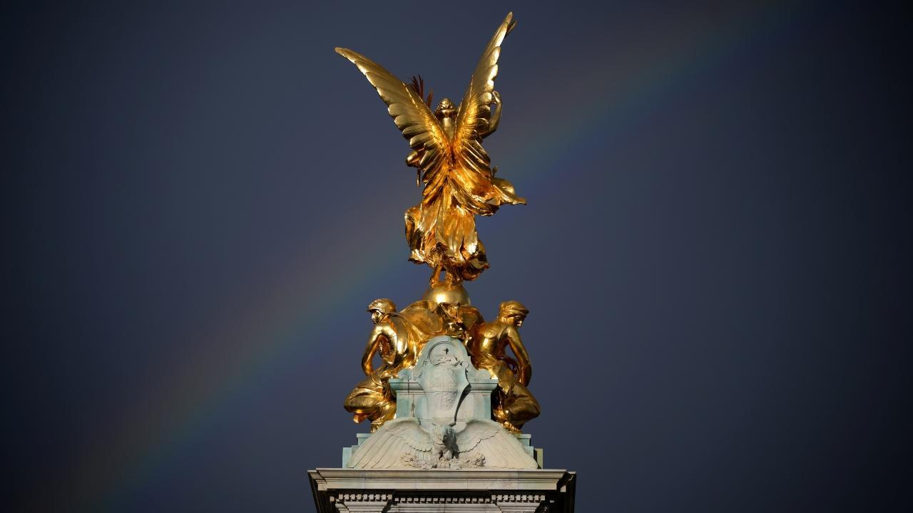 Mournful 'God Save the Queen' rings out at Buckingham Palace