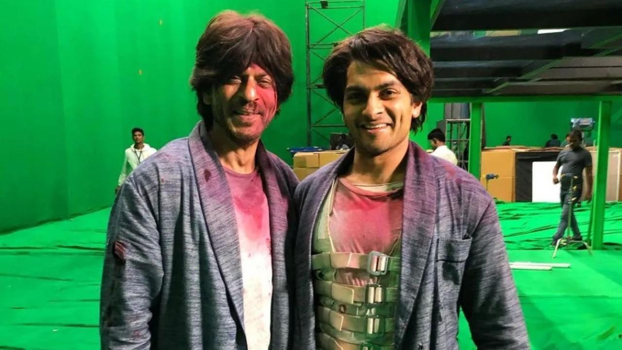 Shah Rukh Khan's unseen picture from 'Brahmastra' sets with his stunt double goes viral