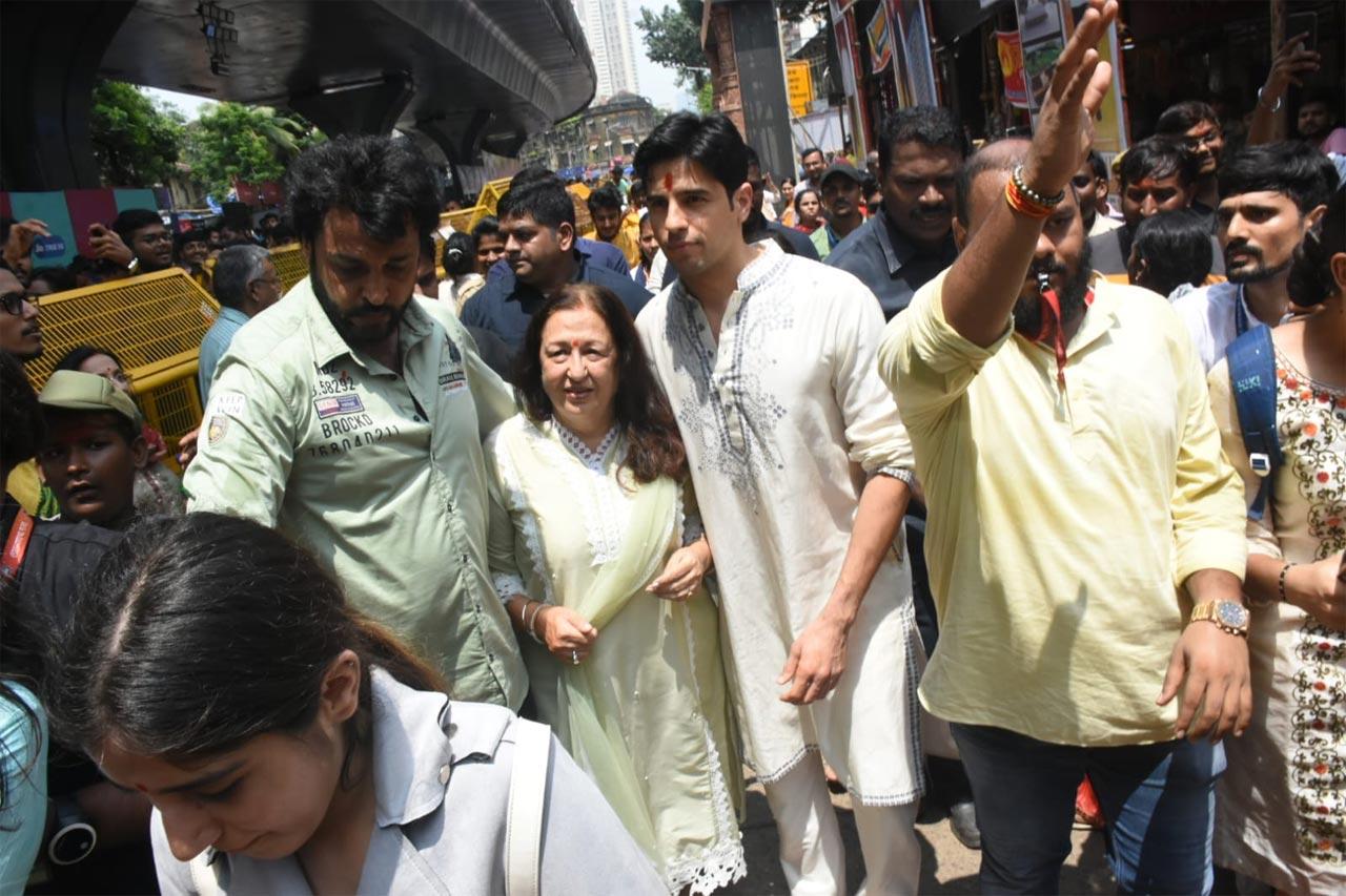 Sidharth Malhotra opted for a white coloured kurta-pyjama as he paid a visit to Lalbaugcha Raja along with his mom Rimma