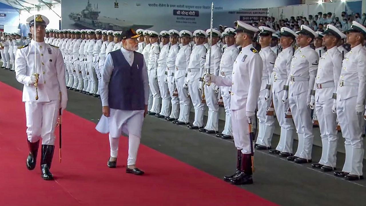 Ahead of the commissioning, PM Modi received the Guard of Honour at the Shipyard recieved a Guard of Honour as he arrived for the Commissioning ceremony