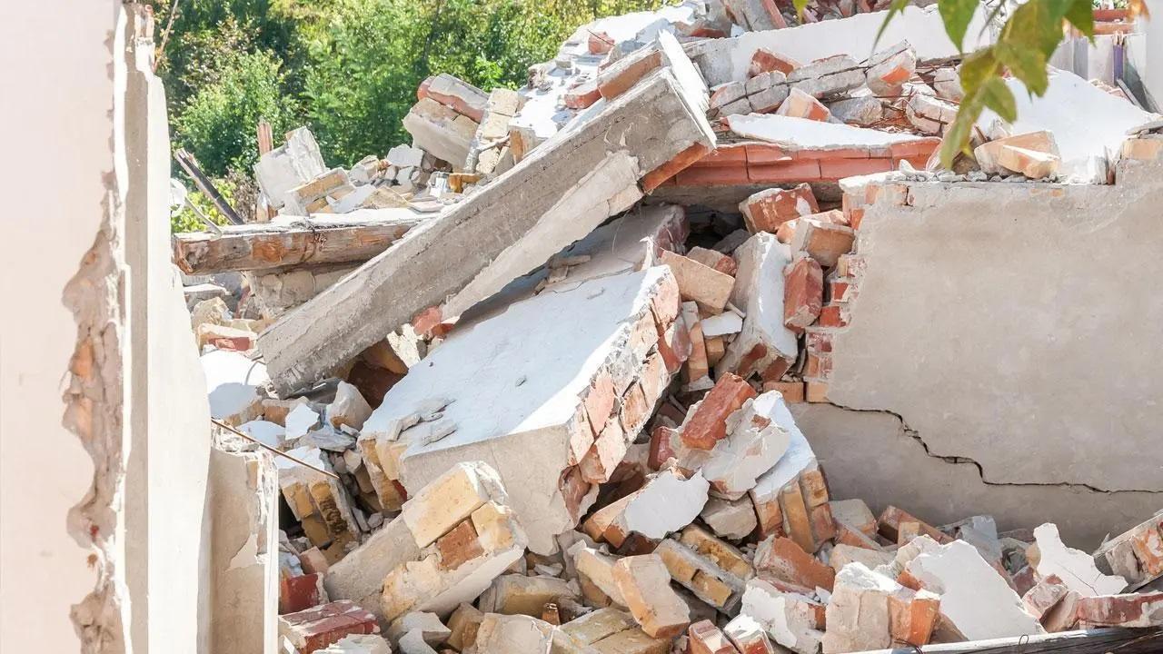 Part of compound wall of Thane civic school collapses, no injuries