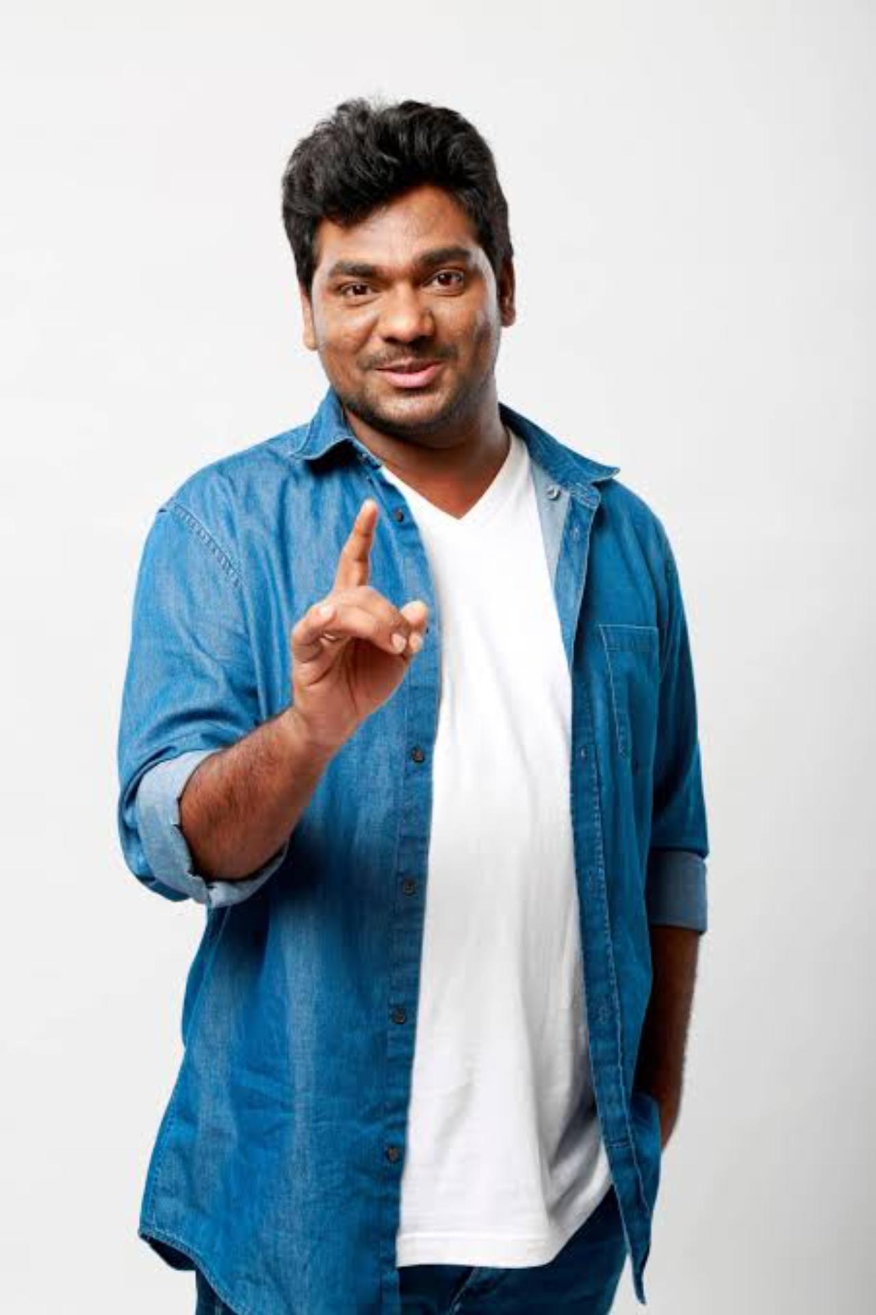 Zakir KhanZakir Khan is one of those artists who is hard to forget. It takes guts and determination to do comedy in Hindi in front of an English-speaking crowd and be successful as well. And he does it with ease. His Urdu clad hindi has always been smooth and effortless. He has epitomised the phrase sakht launda