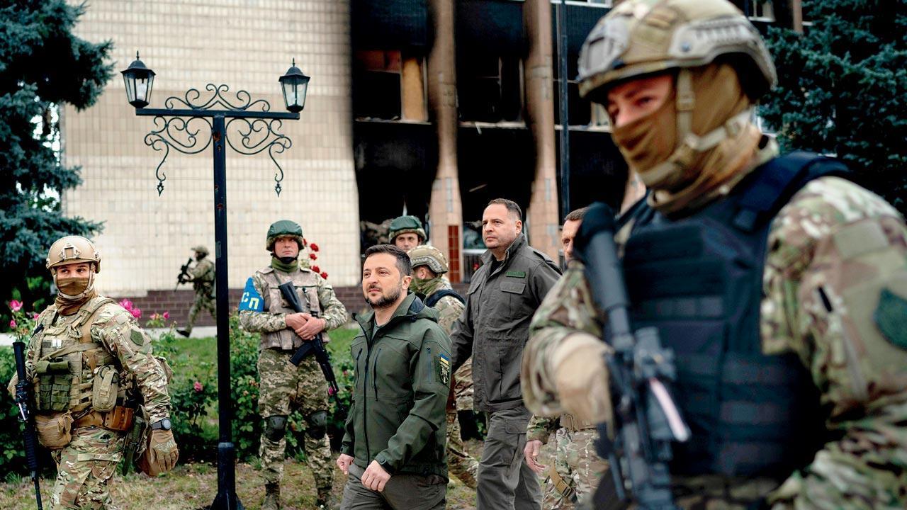 Zelensky pays surprise visit to recaptured Izium