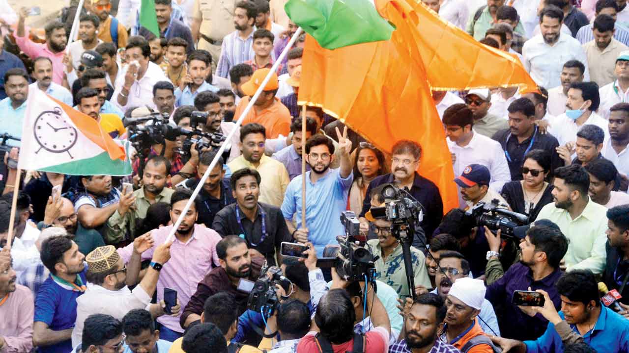 Aaditya Thackeray gave a call for a ‘Mahila Sanman Yatra’ across the state at the protest march after the incident. Pics/Satej Shinde