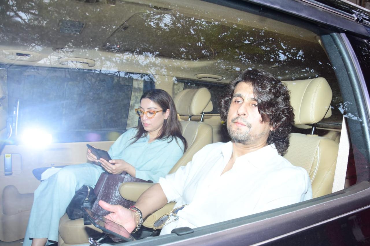 Singer Sonu Nigam was also clicked arriving for the last journey of the beloved Pamela Chopra