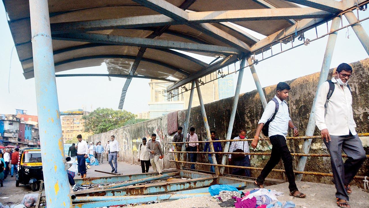The Bandra skywalk, closed in 2019, on April 26, 2022. File pic/Sameer Markande