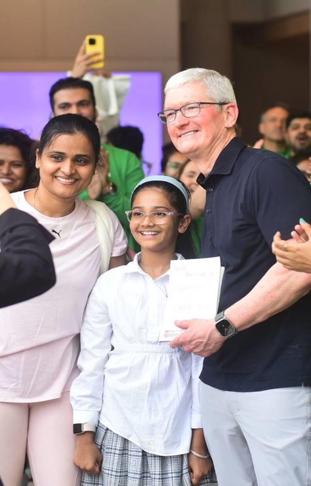 Tim Cook, the Chief Executive Officer of Apple, was also present during the opening of the store in Mumbai.