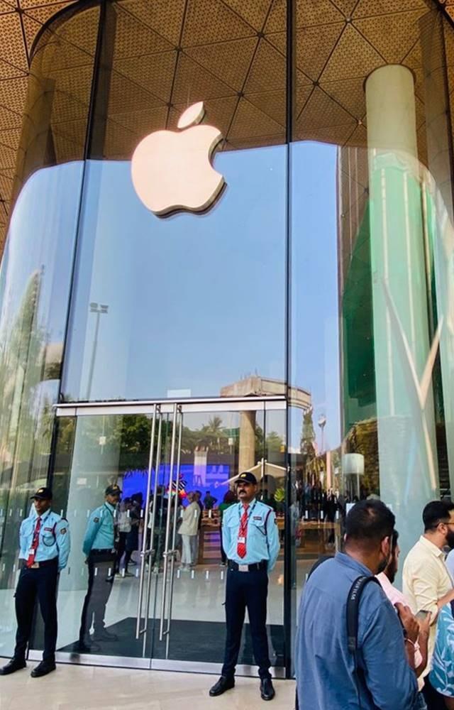 Apple BKC reportedly has 100 members. They can speak over 20 languages.
