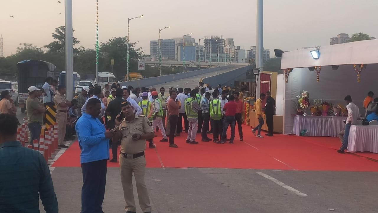 After the completion of Santacruz Chembur Link Road and East Freeway, traffic from Mumbai city and suburbs as well as from Navi Mumbai to Mumbai and Thane caused heavy traffic at Chheda Nagar Junction, Ghatkopar. To reduce this traffic, Mumbai Metropolitan Region Development Authority has undertaken Chheda Nagar Junction Improvement Project. A total of three flyovers and one subway are being constructed under this project. The flyover connecting the SCLR in the said project has been already opened for traffic (Pic/Sameer Abedi)