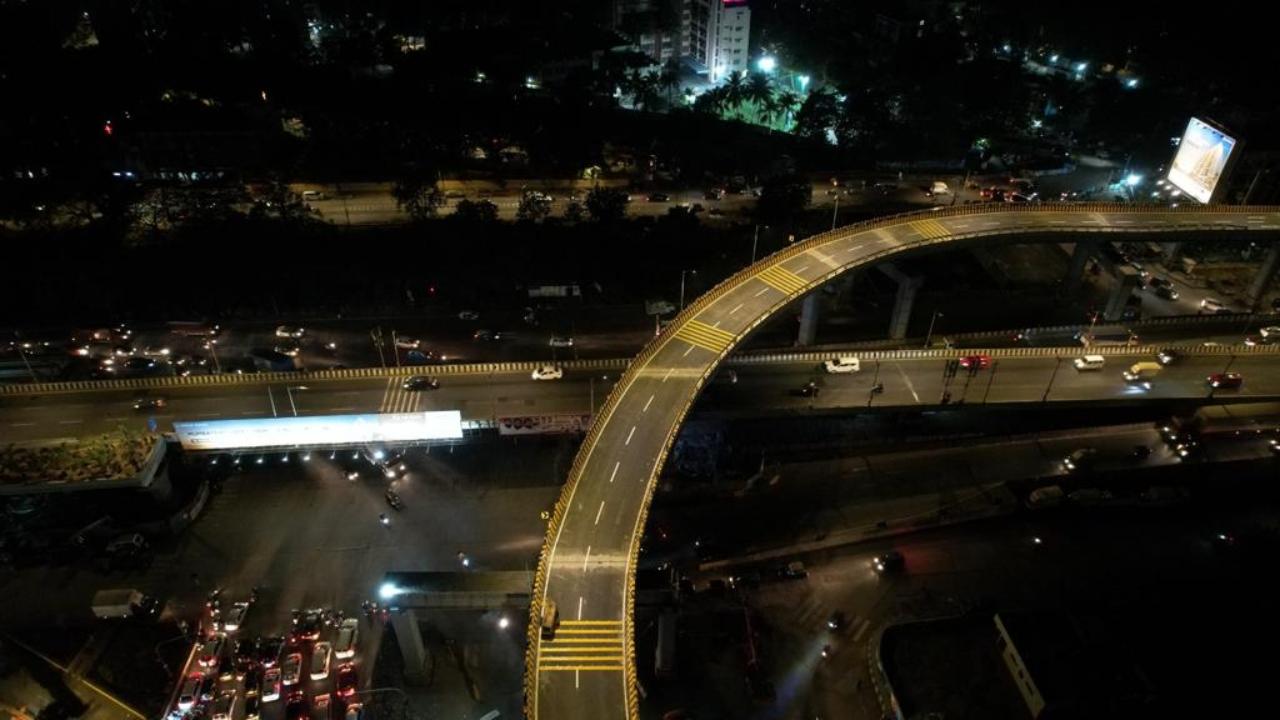 Today 3.03 kms long Elevated corridor from Kurla to Vakola, Razak junction of SCLR Extension Phase-I is open for traffic. Recently Prime Minister Narendra Modi inaugurated two lanes of this corridor as well as MTNL arm. MMRDA is extending the exiting SCLR project in two phases (Pic/MMRDA)