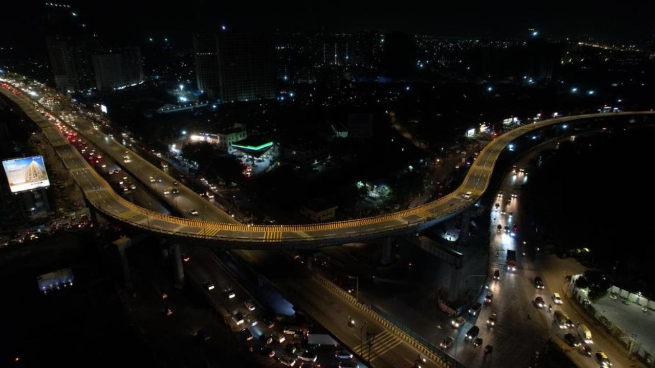 This project will decongest the traffic in Kurla and BKC areas. It will also help to connect the Eastern and Western highways. This project is in progress in two phases, with which the first phase has 5.9 km elevated road. This double-decker bridge complements the existing SCLR bridge. The corridor will benefit the major corporates established in BKC as well as decongest arterial road around the BKC (Pic/MMRDA)