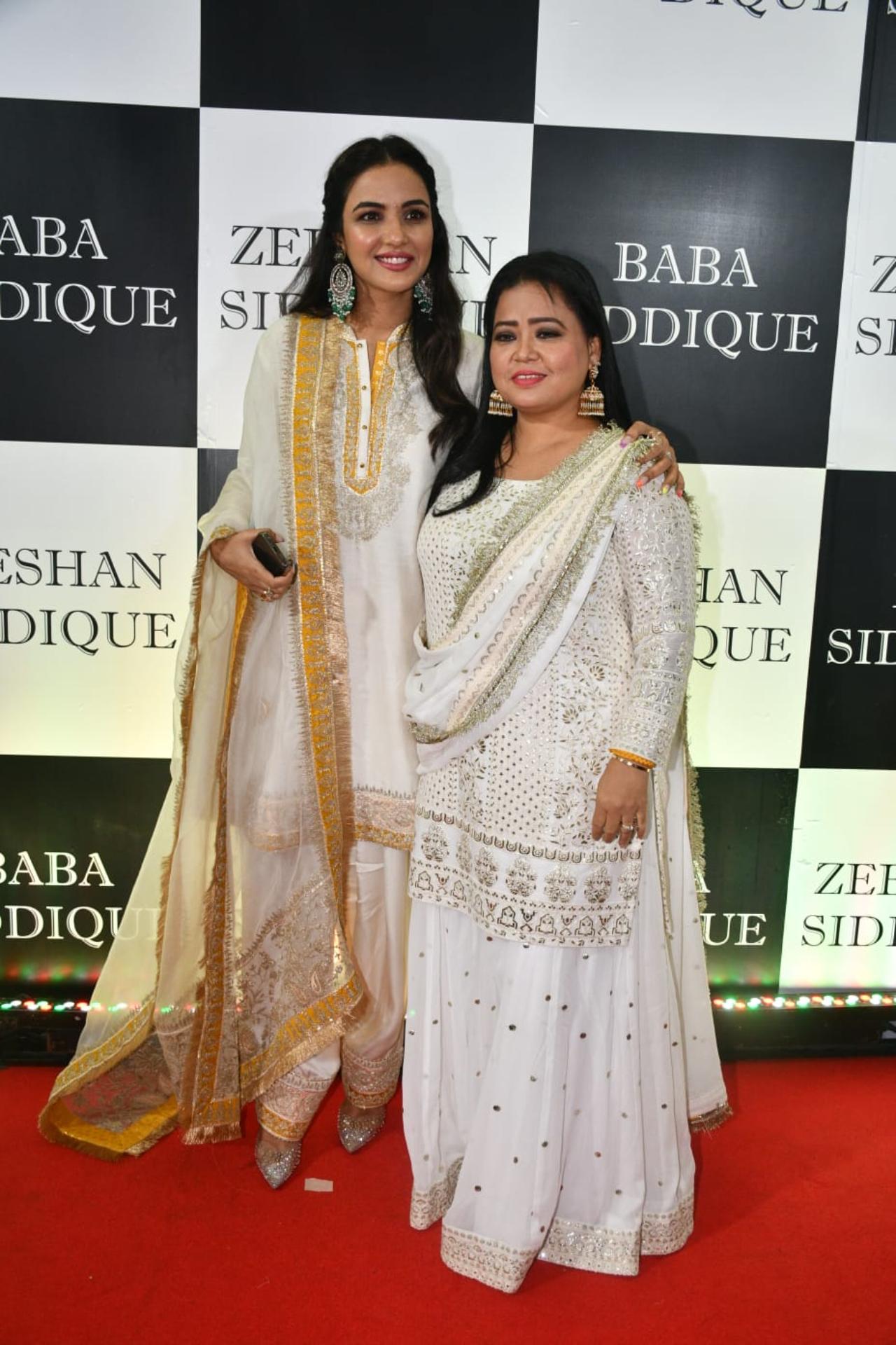 Bharti Singh and Jasmin Bhasin posed together before entering the venue