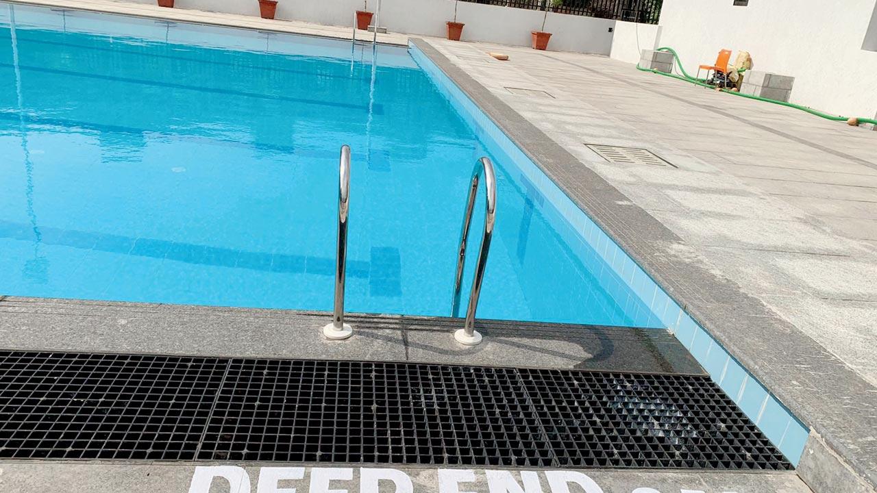 The deep end of the Dahisar pool, which lacks a diving board