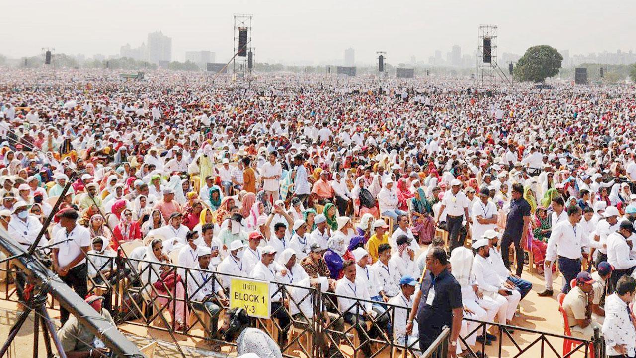 Lakhs of people had attended the Maharashtra Bhushan award ceremony on Sunday. Pics/ Swach Kharghar Foundation