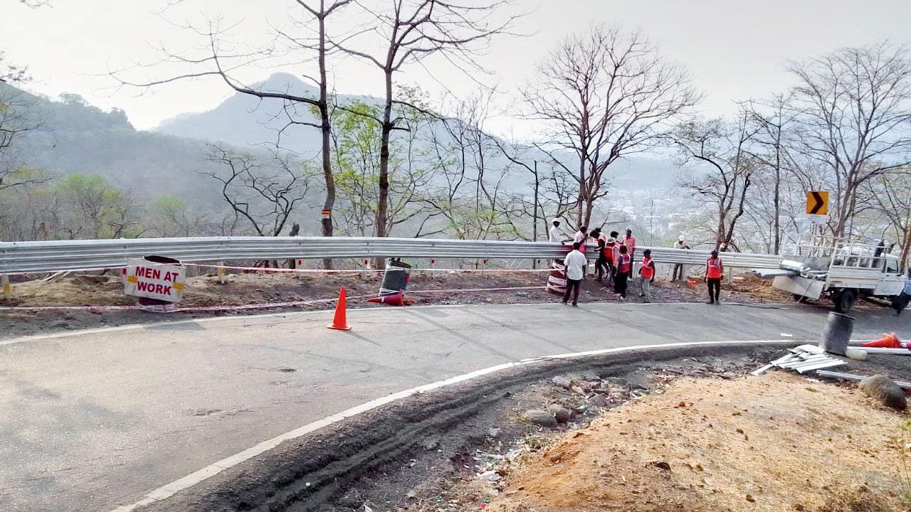 Crash barriers coming up at site of accident in Bor Ghat