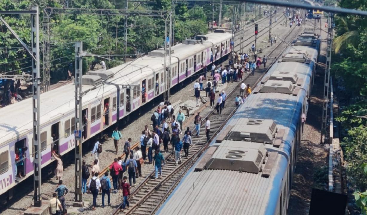 Overhead wire snaps between Dahisar and Borivali, local train services affected Overhead wire snaps between Dahisar and Borivali, local train services affected
