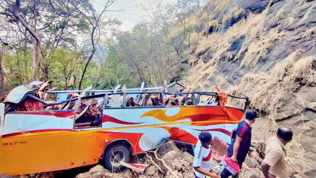 13 killed as bus falls into 200ft gorge on old Mumbai-Pune highway