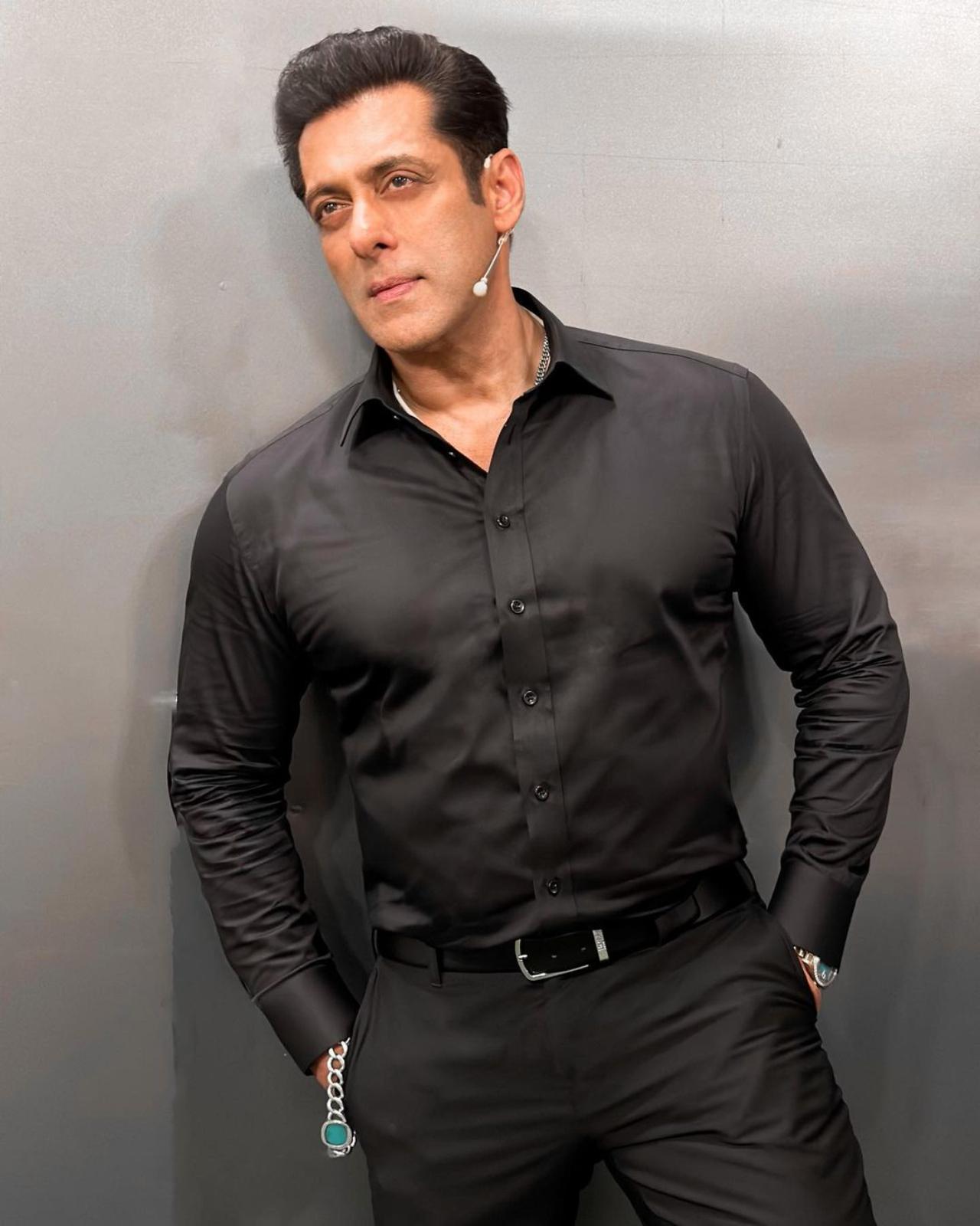 Salman Khan who was the host of the night opted for a black shirt and pant for the big awards night