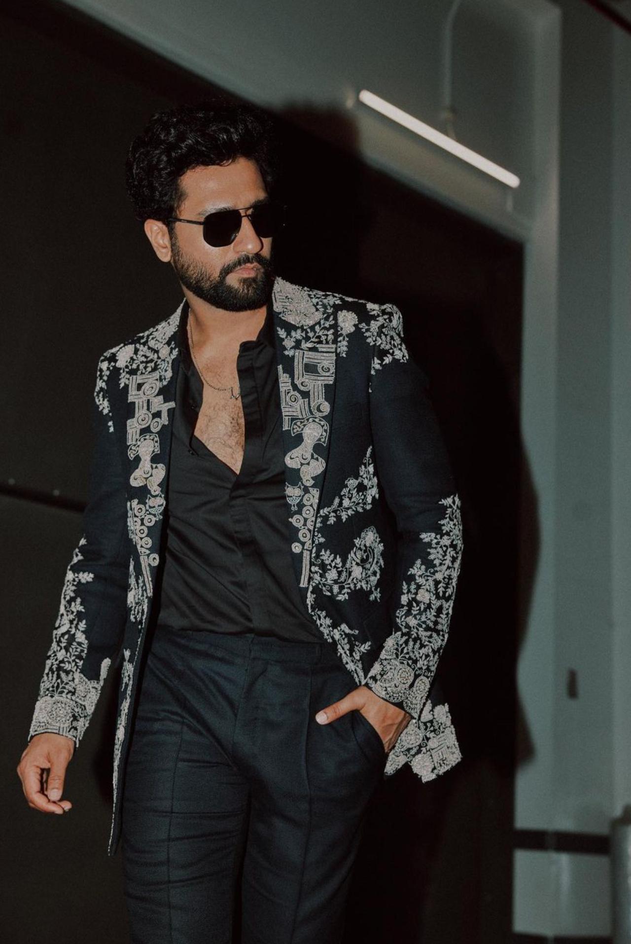 Vicky Kaushal lit up the stage with his powerpacked performance and also shone at the red carpet with the shiny black number