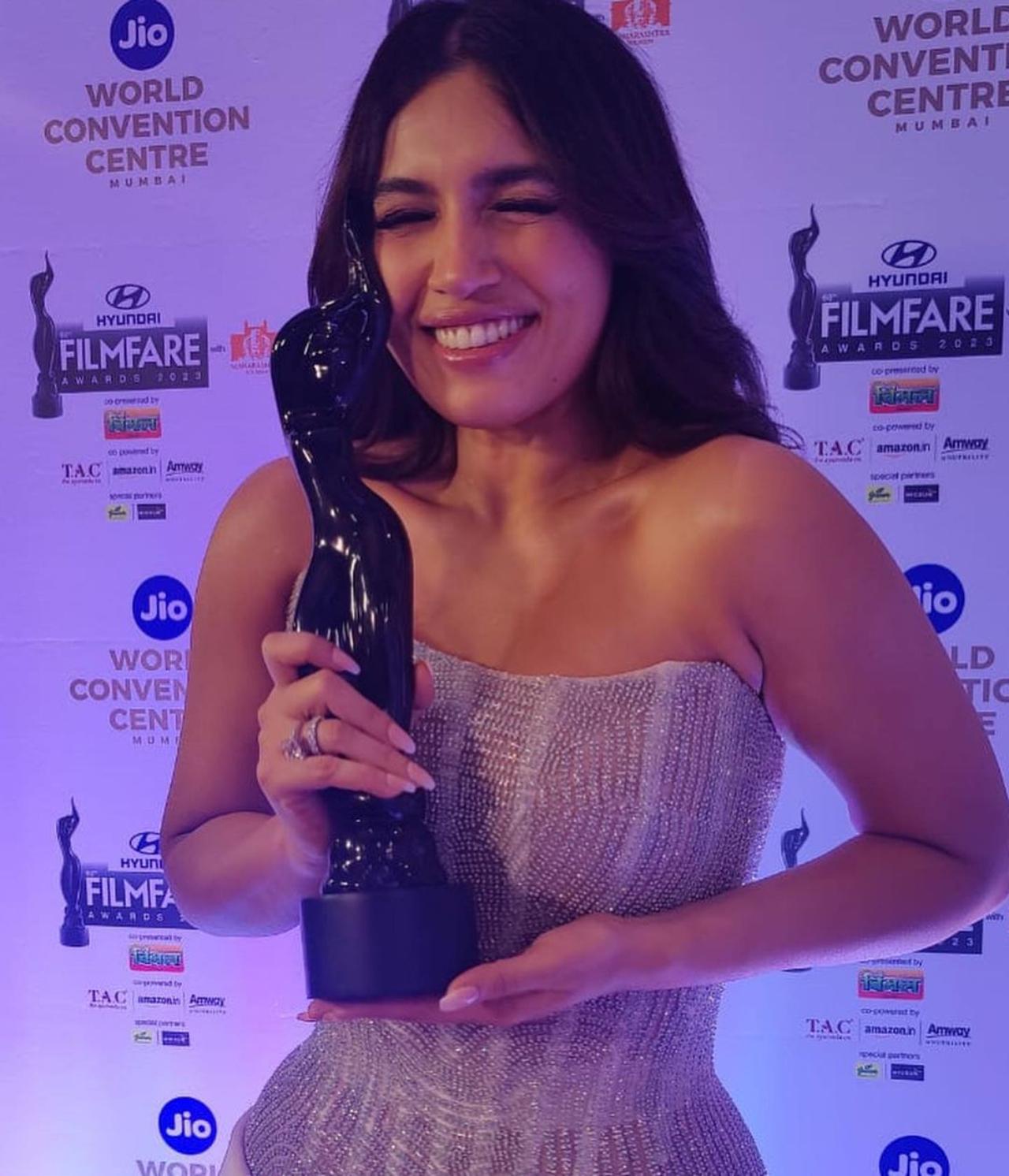 Bhumi Pednekar bagged the Best Actress (Critics) award for her performance in 'Badhaai Do'. She accepted the black lady looking absolutely stunning in a silver body hugging gown