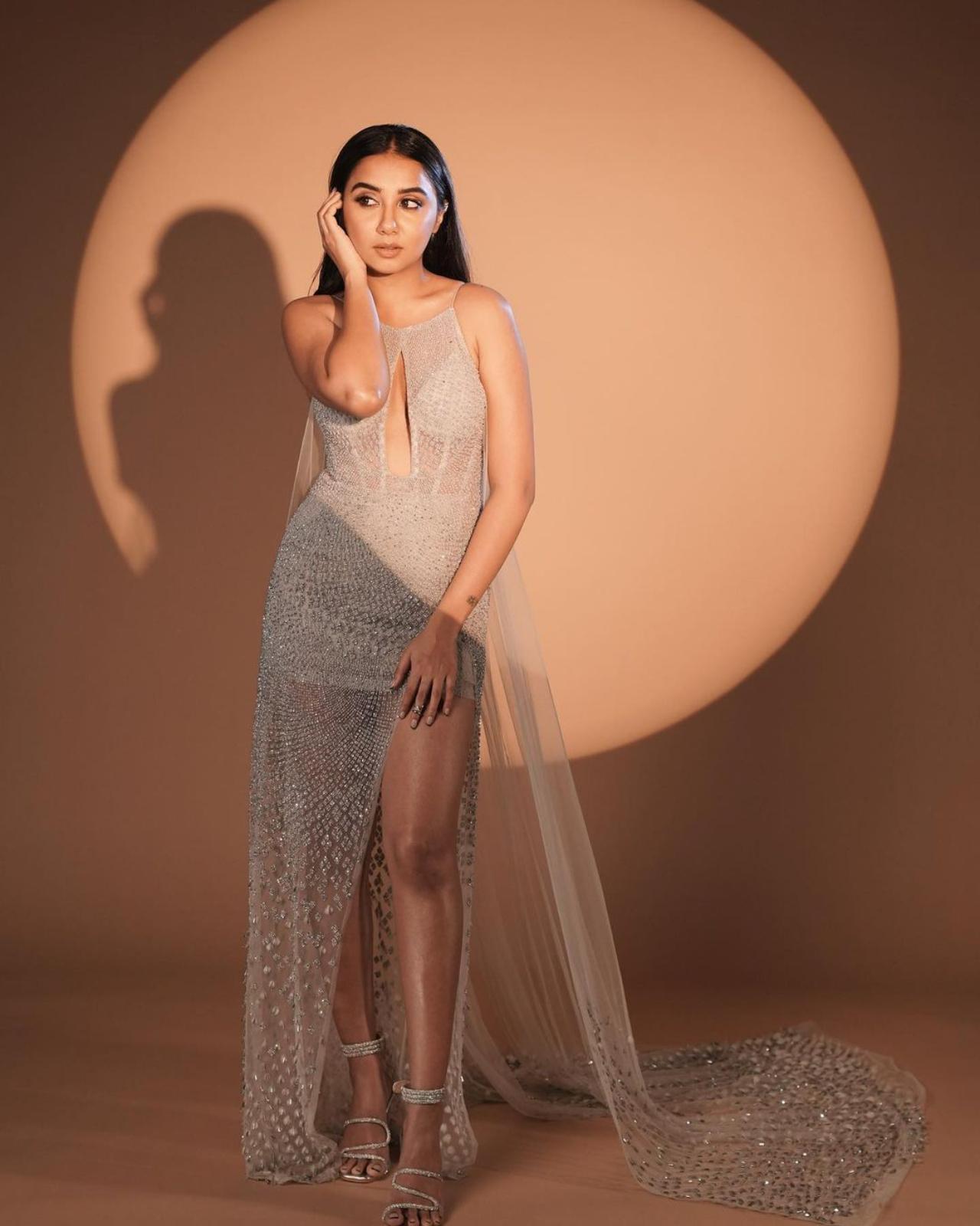 Prajakti Koli who made her Hindi film debut last year with 'Jugjugg Jeeyo' was nominated for Best Debut Female. The popular Youtuber mesmerised in a silver shiny thigh-high slit gown