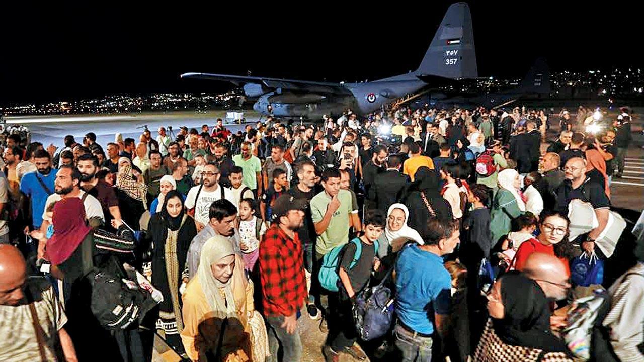 Foreigners airlifted out as Sudanese seek refuge