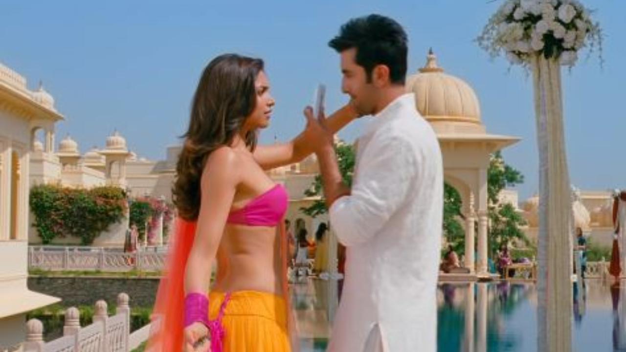 'Kabira encore version' from the film 'Yeh Jawani Hai Deewani'
The encore version of Kabira was sung by Arijit Singh, which was composed by Pritam. This song made Arijit Singh fans even more happier.
 
