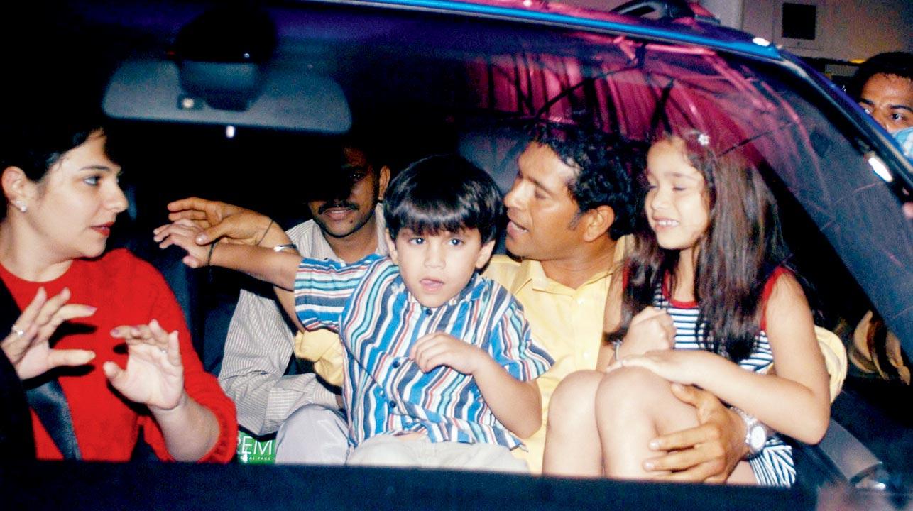 Sachin with his family at Mumbai airport in 2004. Pic/Ashish Raje
